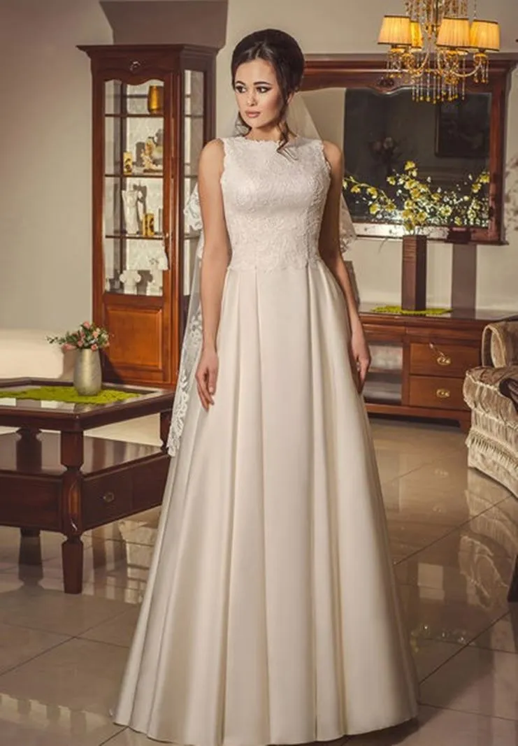 ---Elegant wedding dress for short girls made of lace on the bodice and in satin the long skirt, for sale at a cheap price onlin