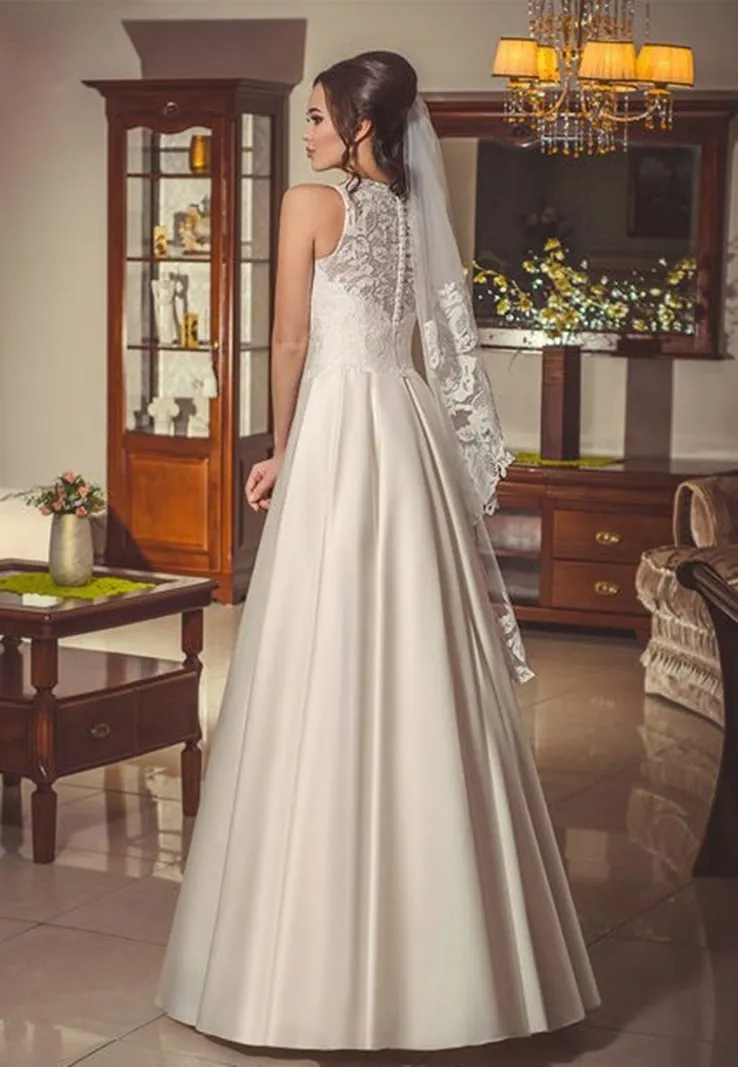 ---Elegant wedding dress for short girls made of lace on the bodice and in satin the long skirt, for sale at a cheap price onlin