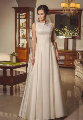 ---Elegant wedding dress for short girls made of lace on the bodice and in satin the long skirt, for sale at a cheap price onlin