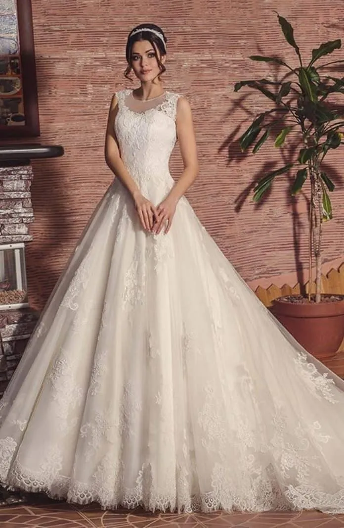 ---Wedding dress with chapel train made in tulle with many lace appliques, wide skirt, very traditional dress.--