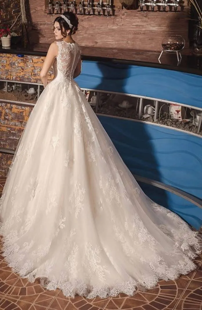 ---Wedding dress with chapel train made in tulle with many lace appliques, wide skirt, very traditional dress.--