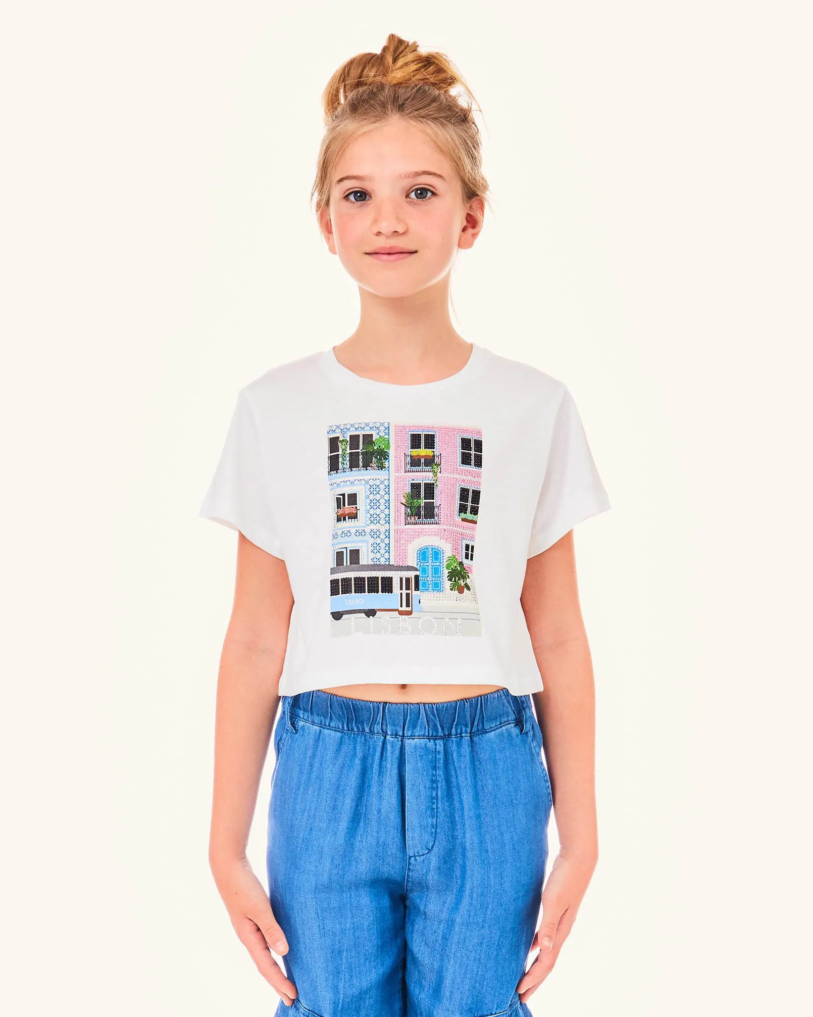 T-shirt bianca in cotone a maniche corte con maxi stampa 'Lisbona' con strass ed incrocio sul retro 10-16 anni