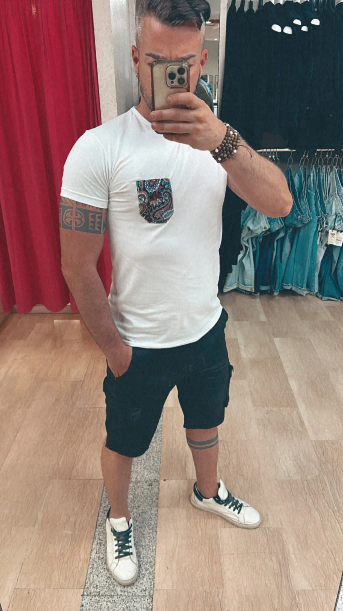 T Shirt V2 Regular Fit con taschino frontale a maioliche senza schizzi su base Bianca